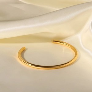 Bracciale aperto in acciaio inossidabile placcato oro 18K su seta color beige