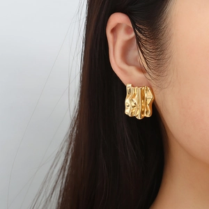 Boucles d'oreilles chic en acier inoxydable doré 18 carats avec texture plissée unique
