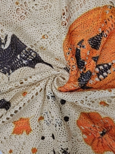 Pull en maille ajourée blanc cassé avec motifs citrouilles orange et chauves-souris