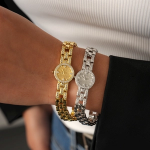 Dettaglio di orologi placcati in oro 18 carati e argento con cristalli di zirconia