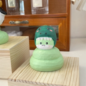 Détail d'une figurine de dinosaure en bois sculpté à la main avec une texture à facettes