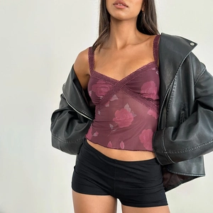 Gros plan du haut en mesh avec imprimé floral rouge foncé et détails de bordure en dentelle