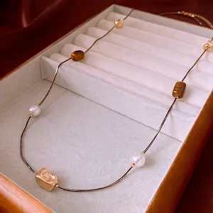Collier vintage en perles et œil de tigre avec pendentifs dorés dans un coffret