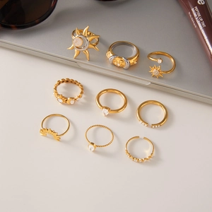 Nahaufnahme eines 9-teiligen goldenen Ring-Sets mit Sonnen- und Mond-Zirkon-Akzenten