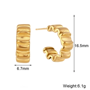 Boucles d'oreilles créoles C en acier 316L plaqué or 18K avec texture et dimensions