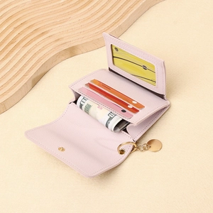 Roze korte portemonnee voor dames met meerdere kaartsleuven en gouden sleutelhanger hanger