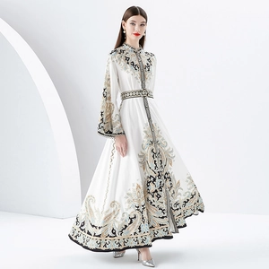 Robe longue à imprimé paisley avec manches trompette et taille haute style palais