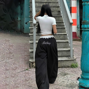 Détail de la broderie Girl Baby sur la poche arrière du pantalon cargo noir