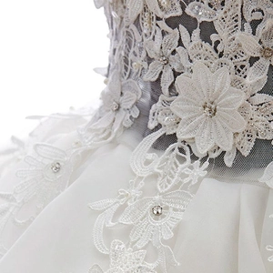 Elegante abito corto da principessa bianco con ricami floreali e dettagli in strass