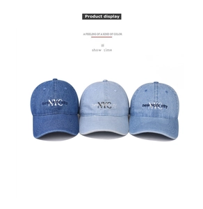 Drei Nuancen von gewaschenen Denim-Basecaps mit weißem NYC-Stickmotiv in einer Reihe