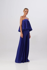 Dettaglio del completo a due pezzi plissettato blu zaffiro con top e pantaloni ampi