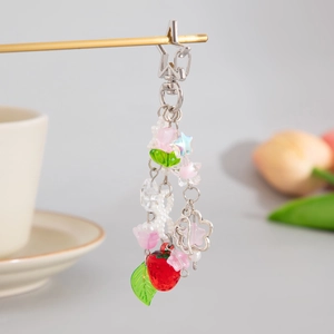 Dettaglio del portachiavi con perline, pendente a fragola, stelle e charms tulipano