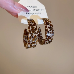 Detail of C-shaped tortoiseshell acetate earrings with S925 sterling silver posts