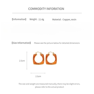 Dettagli su dimensioni e materiali per orecchini a cerchio in resina dorata