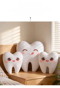 Détail du lot de trois coussins peluche en forme de dents blanches aux visages mignons