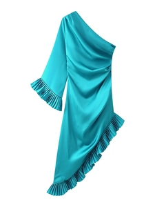 Détail de la robe en satin bleu à une épaule avec volants et ourlet asymétrique chic