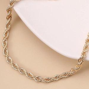 Gros plan détaillé de la chevillère en maille corde plaquée or 14K avec texture torsadée