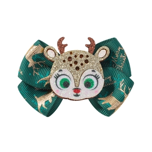 Détail de la barrette de Noël avec nœud, imprimé Merry Christmas et renne à paillettes