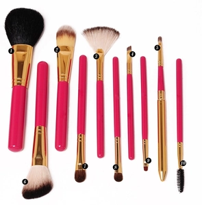 Detail eines 10-teiligen Make-up-Pinselsets mit rosa Griffen und goldenen Zwingen