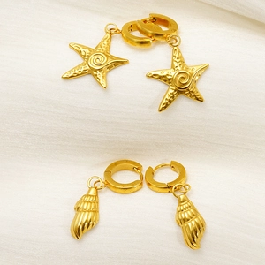 Détails des boucles d'oreilles créoles dorées à l'or 18K avec étoile de mer et conque