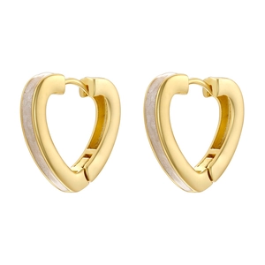 Élégantes boucles d'oreilles cœur dorées avec émail blanc sur fond minimaliste