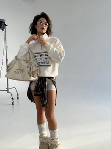 Vue complète d'un sweat à demi-zip blanc avec imprimé lettrage et look style urbain