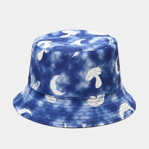 Dettaglio della stampa a funghi tie-dye blu e cuciture rinforzate sul cappello bob
