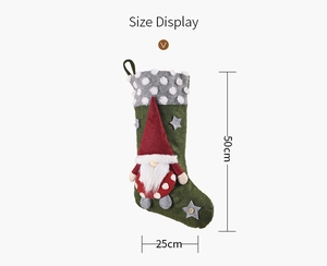 Dettaglio dimensioni della calza di Natale verde 50cm x 25cm con gnomo e pois bianchi