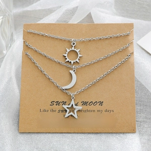 Ensemble de trois colliers en acier inoxydable avec pendentifs soleil, lune et étoile