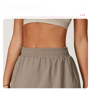 Dettaglio della vita alta elastica su una gonna da tennis sportiva kaki