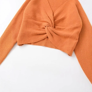 Maglione a coste arancione a maniche lunghe con elegante nodo frontale e scollo a V