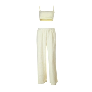Dettaglio del set camisole e pantaloni a gamba larga in maglia gialla con tessuto a trama
