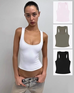 Détail du débardeur moulant à col carré disponible en blanc, rose, olive et noir