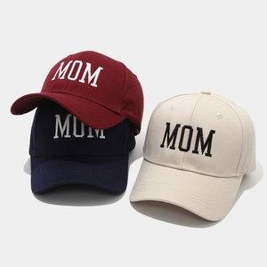 Detalle del bordado de la letra MOM en varias gorras de béisbol de algodón en varios colores