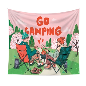 Détail de la tenture murale de camping avec un couple assis autour d'un feu de camp