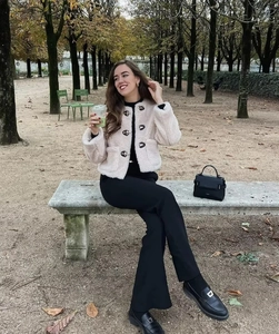 Détail d'une veste polaire beige chaude à boutons duffel-coat pour femme en plein air