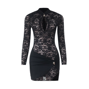 Détail de la robe courte en dentelle noire avec col montant et boucle métallique
