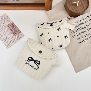 Set di pochette trapuntate con ricamo a fiocco per assorbenti e piccoli oggetti