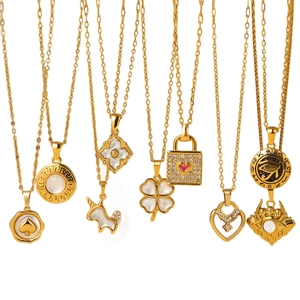 Colliers en acier inoxydable doré avec pendentifs géométriques vintage sur fond blanc