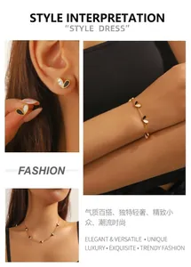 Détail d'un ensemble de bijoux coeur avec incrustation de nacre noire et blanche chic