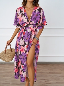 Detail des V-Ausschnitts und der Taille an einem sommerlichen Blumen-Maxikleid mit kurzen Ärmeln