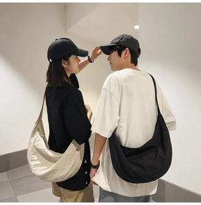 Photo de rue de grands sacs bandoulière en nylon de style dumpling en noir et blanc crème