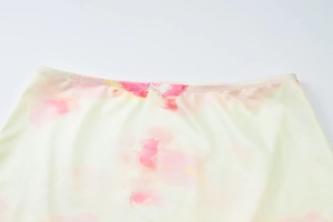 Détail de la couture fine à double aiguille sur le tissu à fleurs de la ceinture