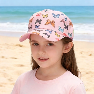 Casquette rose clair pour enfants avec motif papillon coloré sur fond de plage