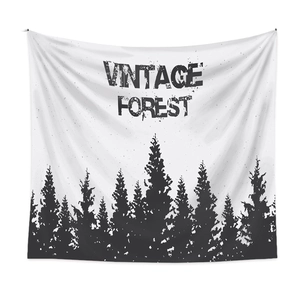 Dettaglio dell'arazzo forestale vintage con silhouette di pini neri su tessuto bianco