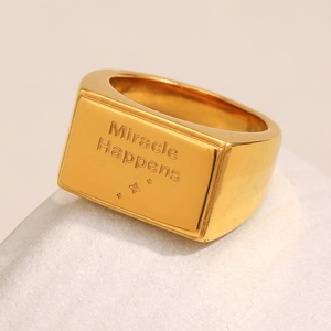 Anello a sigillo quadrato in acciaio inossidabile placcato oro 18K con scritta incisa