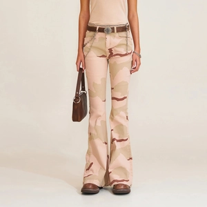 Rosa Camouflage Stretch Schlaghose mit Kreuz-Schnalle und gewaschener Denim-Struktur