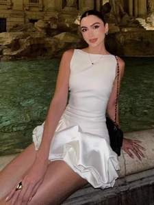 Robe mini élégante en satin blanc sans manches avec jupe à volants et coupe ajustée