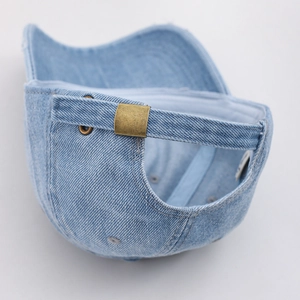 Detailansicht der gewaschenen Jeans-Baseballkappe mit verstellbarer Bronzeschnalle