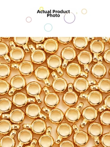 Dettaglio macro di perle rotonde dorate CCB lucide per gioielli fai-da-te e bracciali